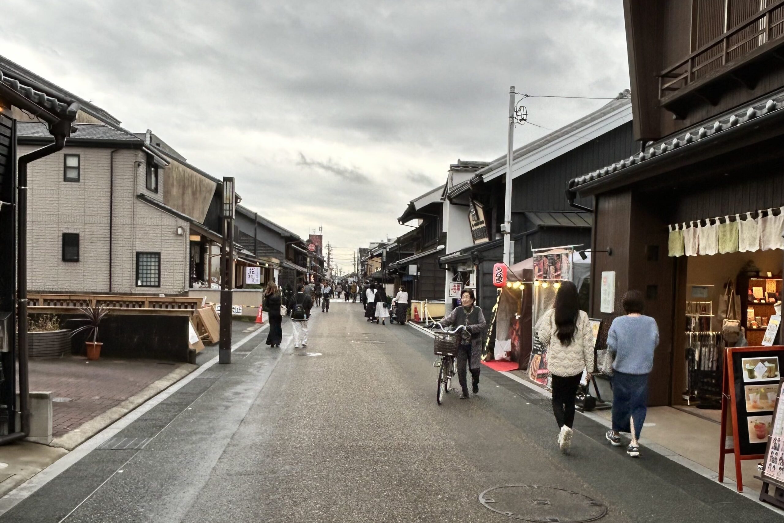 犬山城下町の食べ歩きの様子